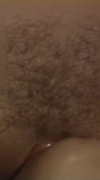 Sex în trei - blondă și brunetă sexy cu țâțe mari împart o pulă mare