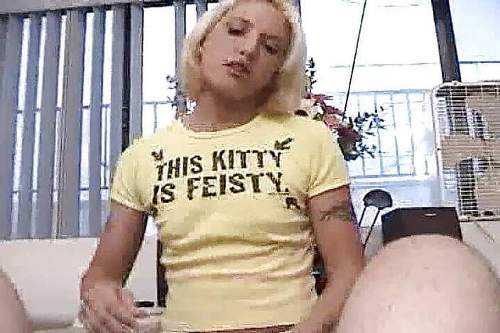 Radical: 金发少女在吮吸鸡巴时被打屁股