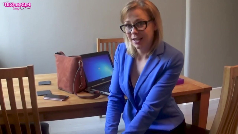 UKCuteGirl Lucy Lauren: Office slut seduz seu chefe para um aumento - provocação de...