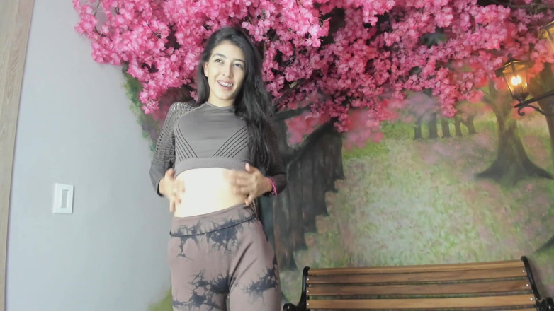 Adhara Hamilton: Dans sex latino goală arată pizda cu un vibrator dur