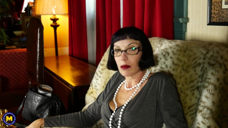 Mature NL: Tante kurus amerika alyce porter lagi asik fingering memek mulunya...