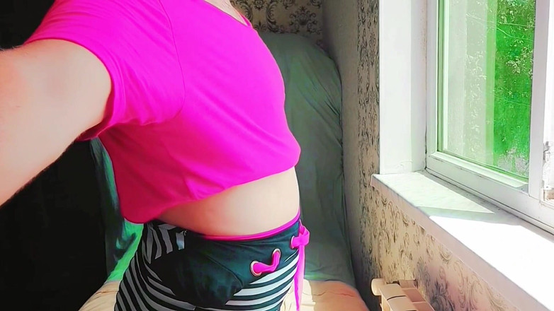 Kitty_Cross: Femboy dễ thương lắc lư trong chiếc váy hoa ngắn...