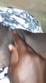 La mamie Ranto se fait doigter en secret dans le garage