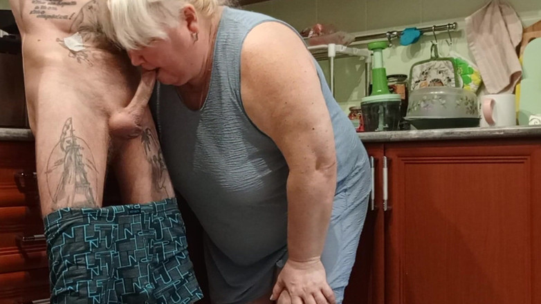 Zona901: 打邻居的屁股在嘴里，阴户和射在嘴里