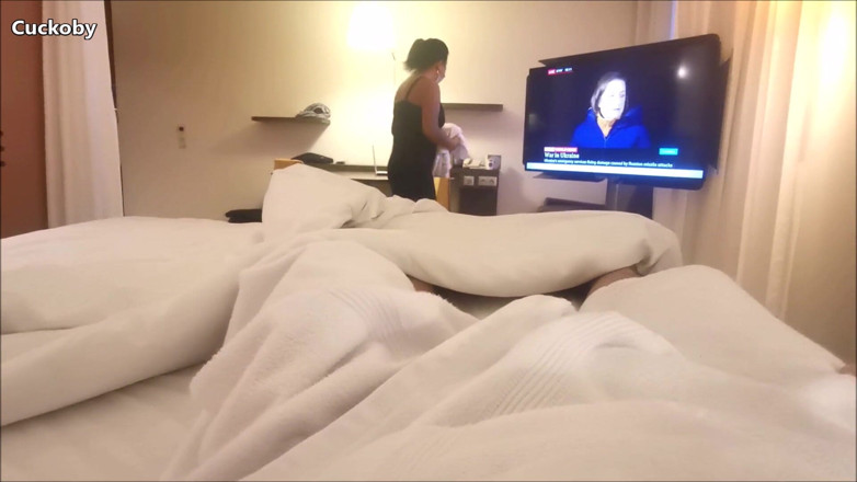 Cuckoby: Hotelová služka mi uklízí pokoj a honí mě, abych se...