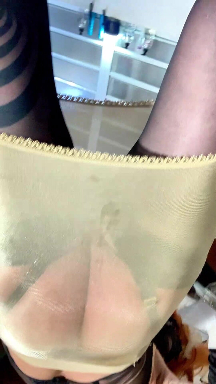 Benito414: Seksi transseksüel altın korse iç çamaşırı dışarıda