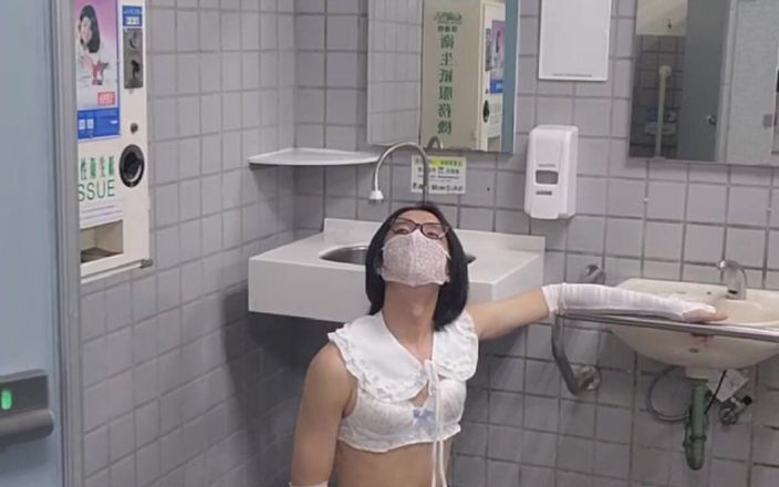 NotAFuta: Exhibitionist draagt schattige lingerie op de universiteit en komt klaar