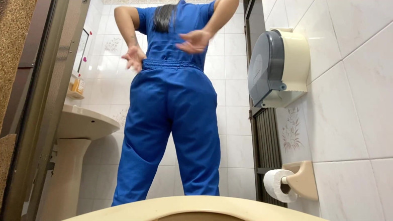 irina69star: Camera Catches Nurse Pissing in Hospital Bathroom(big Jet)