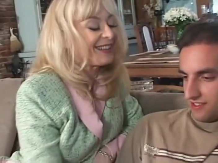 Milf in Love: Blonde milf met grote borsten anaal gepenetreerd ... Sperma in de...