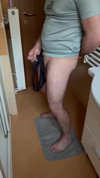 La mia sorellastra mi ha sorpreso a giocare con le sue mutandine e mi ha punito