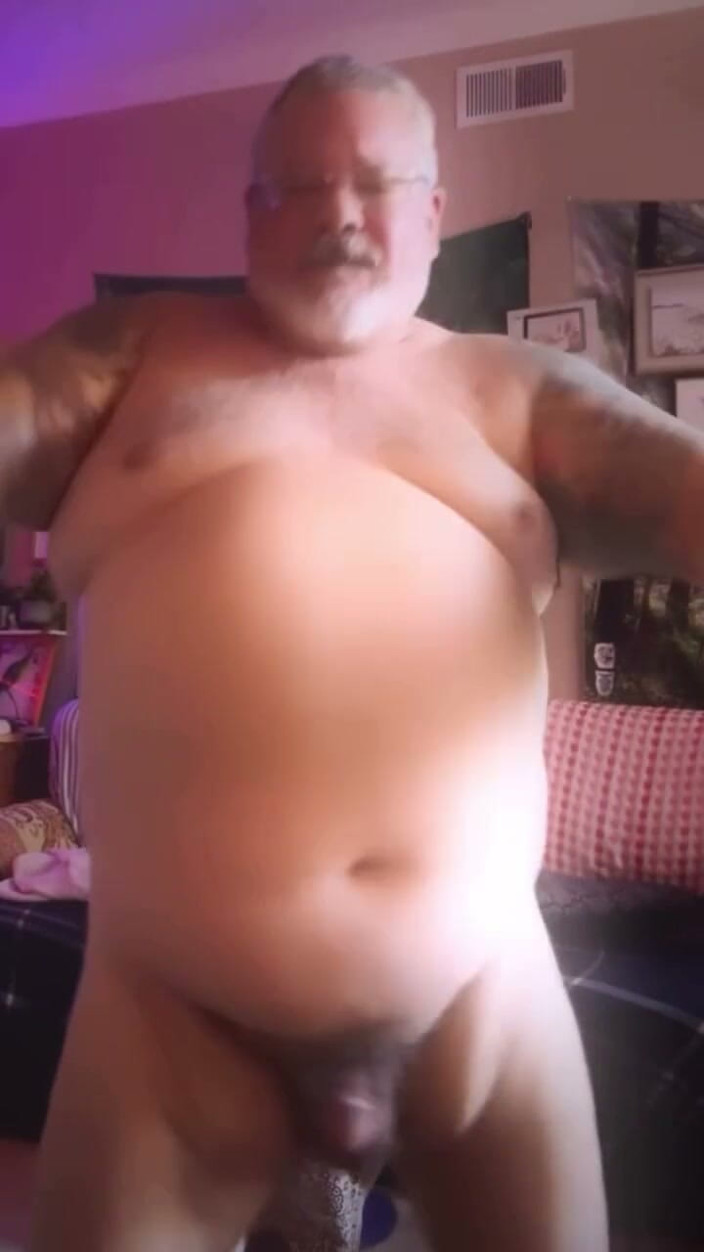 Hand-Free-Daddy-Chub: Dansatoarea Goală Urs
