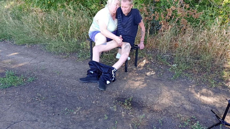 Zona901: La matrigna succhia il mio cazzo nel parco su una...