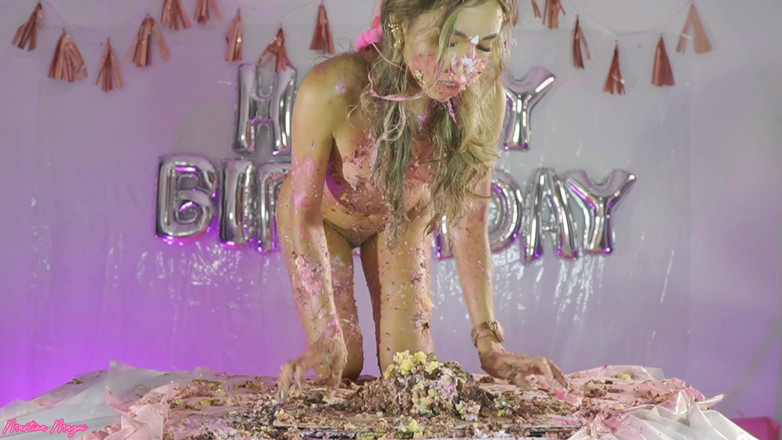 MartinaMagni: Wam!! 생일 축하해 Martina vs 큰 케이크