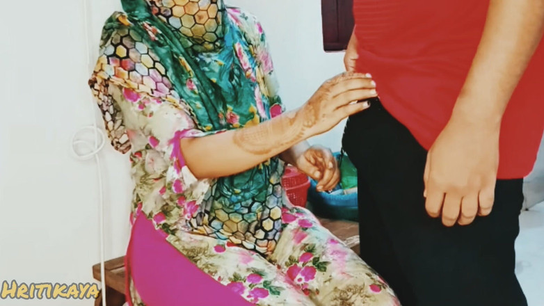 Hritikabby: Roztomilá dívka ukazuje prsa a prstění virální video