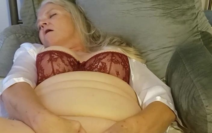 Momma Vee: Hot Mature BBW Fucks Her Dildo! Good One to Jerk...