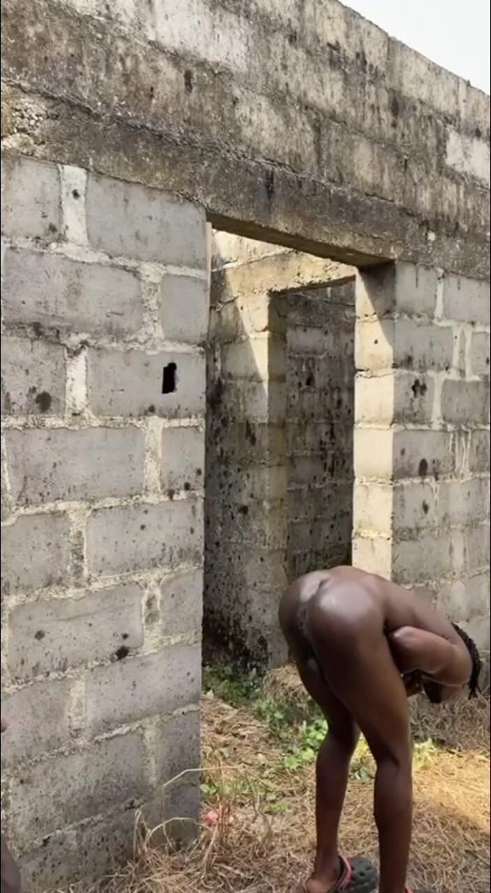 Sweetass132: 미완성 건물 현장에서 했어 그래서 큰 자지 어디서나 바닥 섹스를 할 수 있습니다