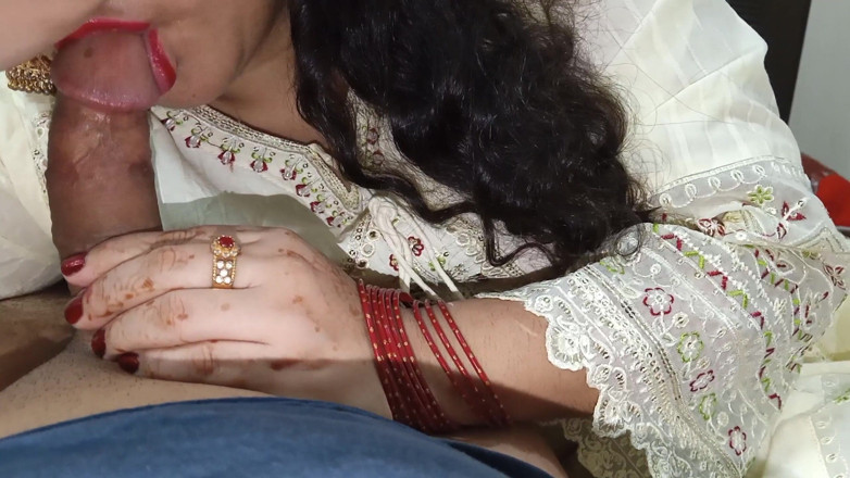 QueenbeautyQB: Desi indiana moglie calda intenzionalmente toccare il cazzo del marito...