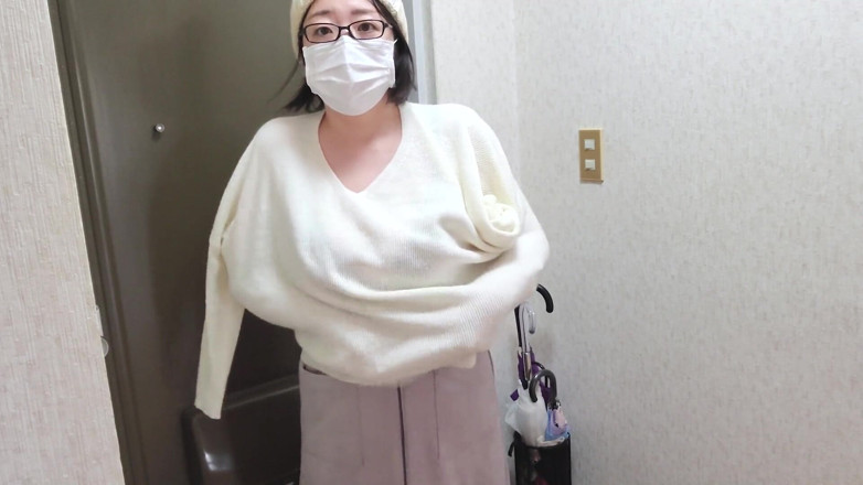 aika: 다리를 벌리고 마치 싫어하는 것처럼 자위하는 기혼 여성