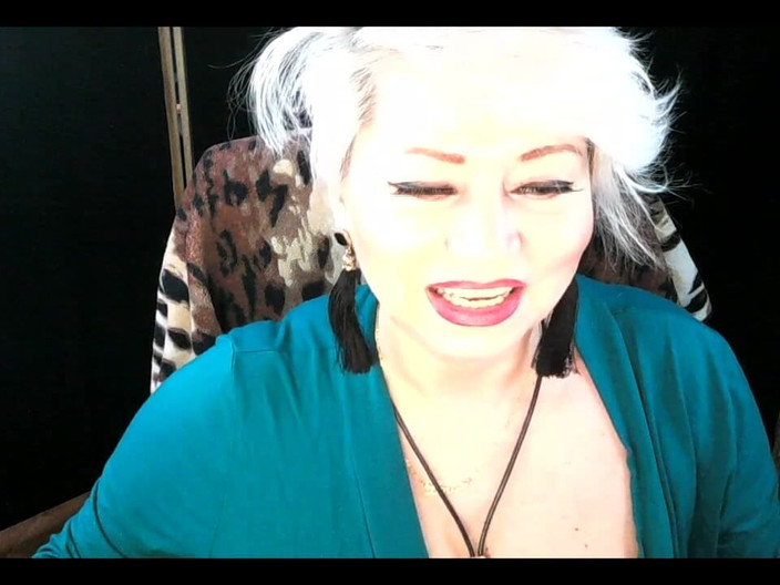 AimeeParadise: Dojrzała rosyjska blondynka namiętnie spuści się na prywatnym pokazie ...