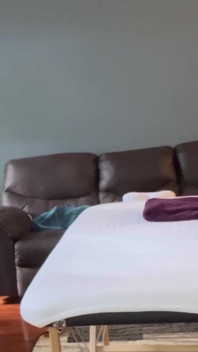 Weelderige rijpe milf Danni Jones krijgt huisbezoek van haar masseuse