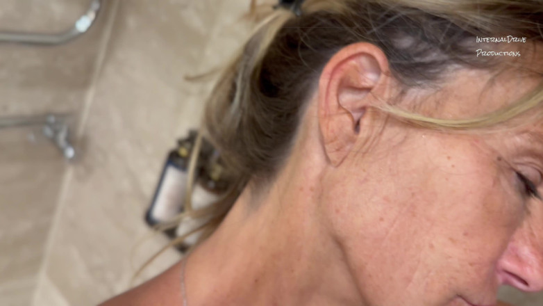 InternalDrive: Le sperme coquin de Dianne sous la douche, pisse et...