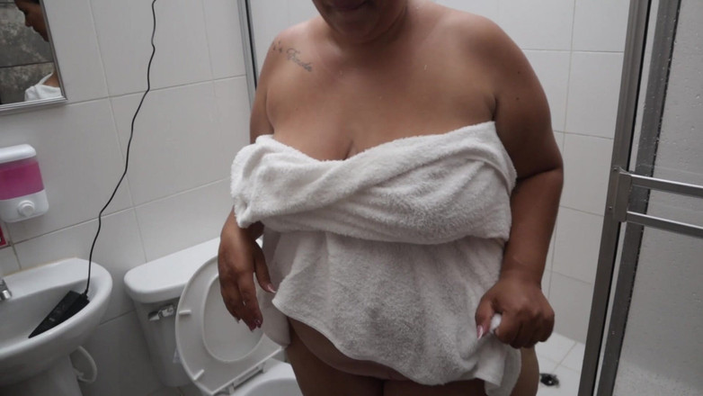 Lexly_16: Mädchen mit dickem arsch berührt sich unter der dusche, bis...