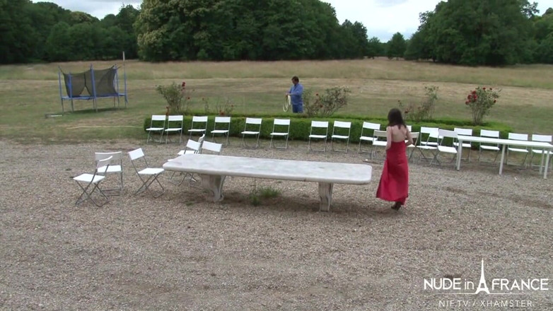 Nude in France: Любительська французька красуня власниця будинку трахає свого садівника на задньому дворі