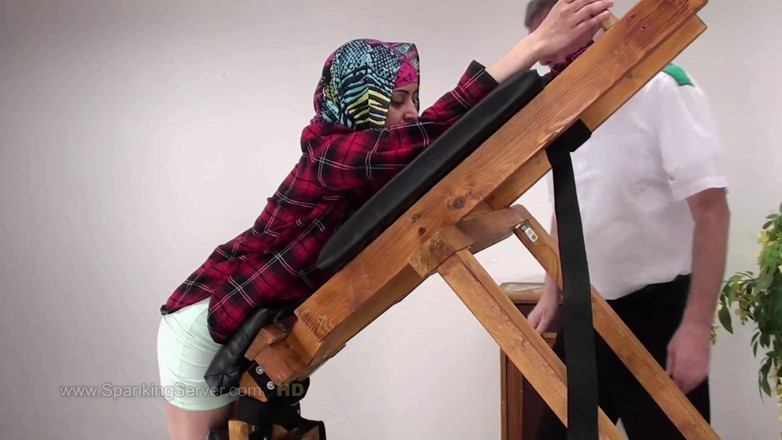Spanking Server: Yasmeena, cul huilé pour cette Arabe
