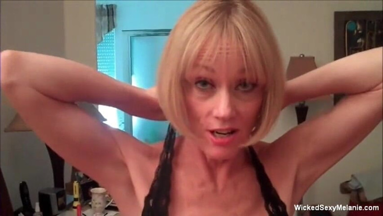 Wicked Sexy Melanie: Зрелая, горячая и возбужденная трахается в тройничке