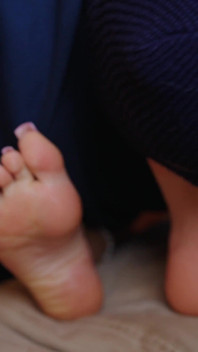 Masaj cu picioarele, venerarea picioarelor și labă cu picioarele de la stăpâna blondă - spermă pe tălpi