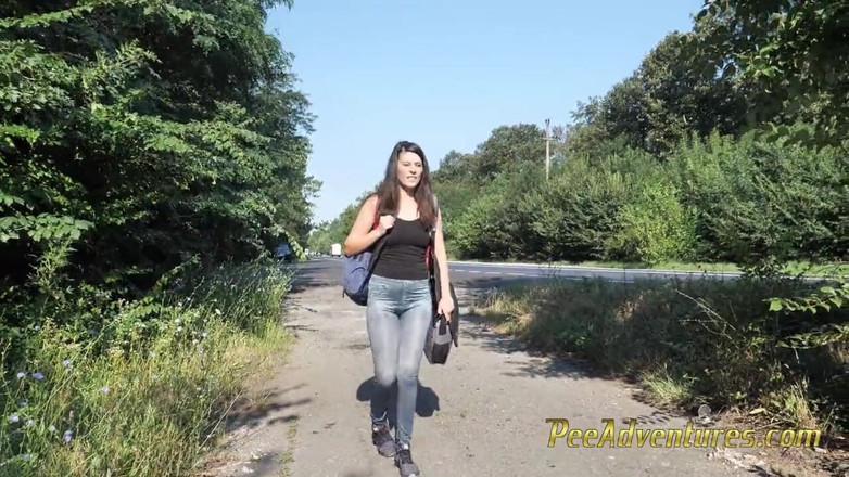 Pee Adventures: สาวผอมผมน้ำตาลขอโหย่ปัสสาวะเต็มกระเพาะปัสสาวะ