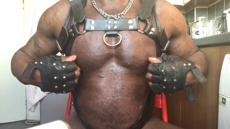 Black mature kinky muscle: Черная зрелая мускулистая кожаная сбруя в латексе с одиночными сиськами играет
