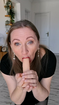 Tante semok dengan stoking hitam lagi asik nyepong kontol sambil pakai stoking hitam