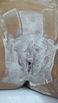 Primo piano di Rasatura della vagina con un Trimmer e un rasoio