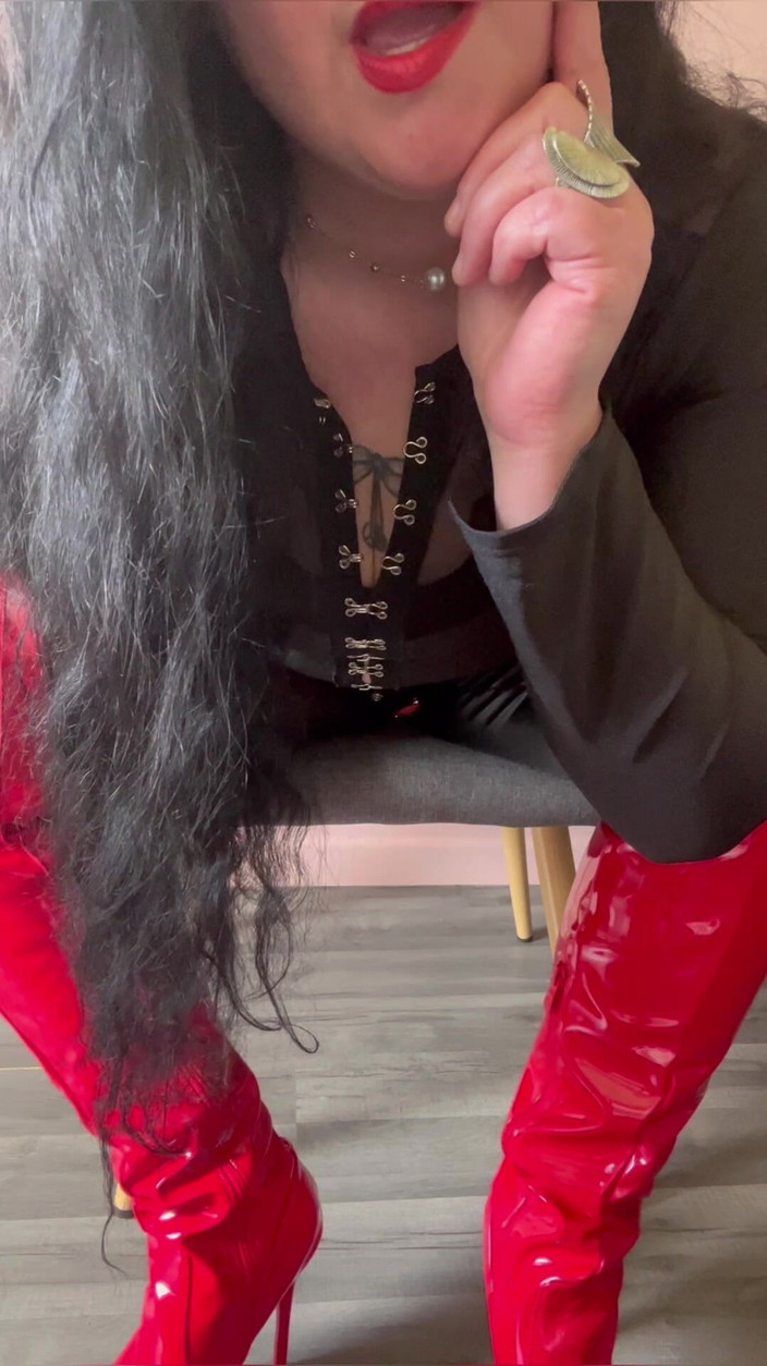 Maitresse Clara: Total hängivenhet till mina lårhöga stövlar