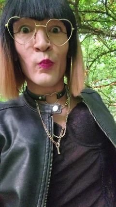 Fantasme da prostituta, uma puta travesti anda por aí em um depósito de porra. Exposição pública [junho] Cumslut Vanessabitchx