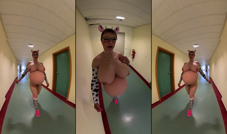 Sissy Adventures: Malá březí kráva Chantal s velkým bříškem a velkými prsy...