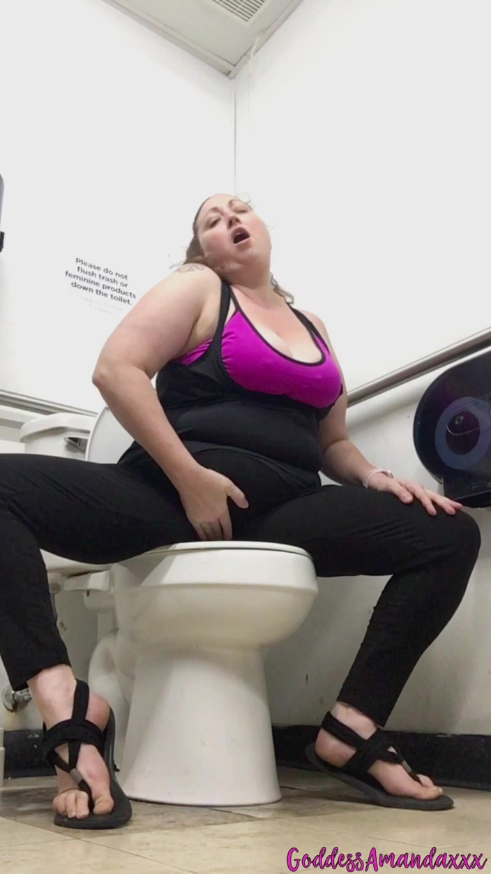 Goddess Amanda: Vnadná MILFka na veřejných toaletách nadržená v bavlněných kalhotkách