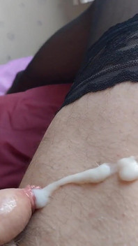 Cindy sissy orgasma il suo piccolo clitoride morbido