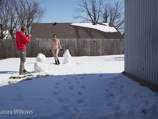 Aurora Willows large labia: Dışarıda kardan adam çıplak yapıyor, kamera arkası
