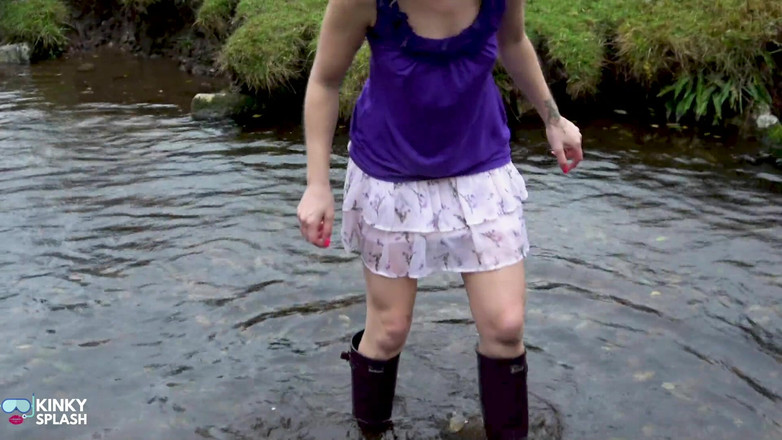 UKCuteGirl: Dobrze sploshing w butach i bez majtek!
