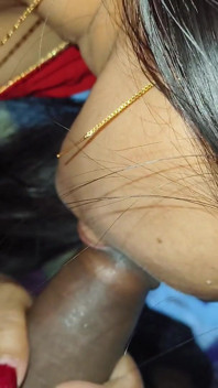 Chica india le da una gran mamada y sexo al estilo perrito y come todo el semen en la boca