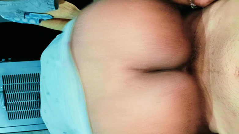Sexy_girl_nehu: Pozval jsem vesnickou Bhabhi do mého domu a šukal moji nevlastní...