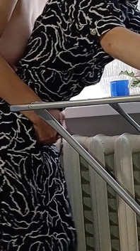 Saya tertangkap salah seorang jiran menggantung pakaiannya semasa jiran lain mengongkeknya dengan strap-on