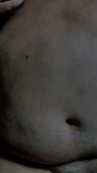Il nonno si masturba nel suo letto da infermiera.