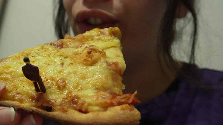 AmayaMori: Cina cu pizza uriașă are parte de un bărbat minion,...