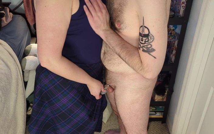 Always Fun No Pants: CFNM, une femme s’enferme et taquine son mari soumis nu