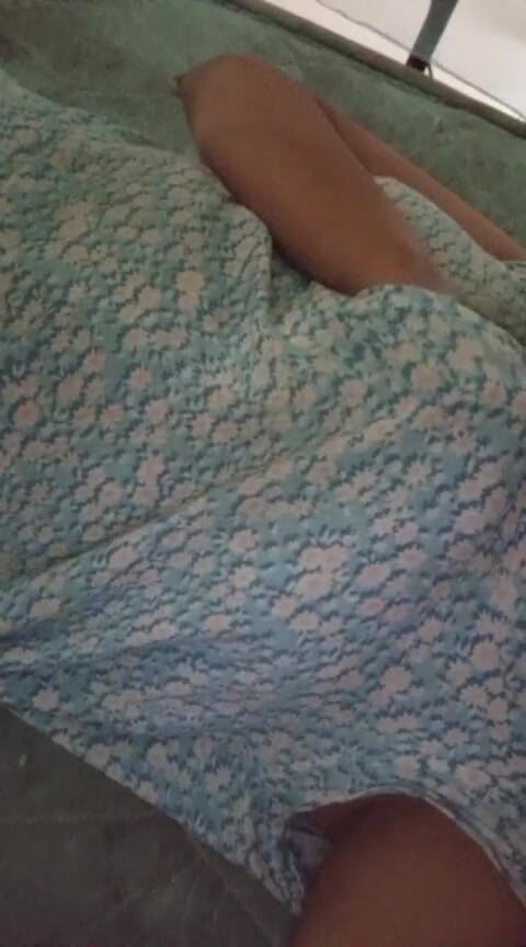 Anne White: Quente morena se masturba com vibrador gigante em cima de...