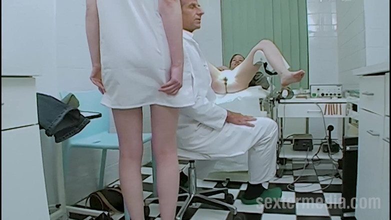 Klink by sextermedia: Gadis remaja ini lagi asik seks threesome di dokter