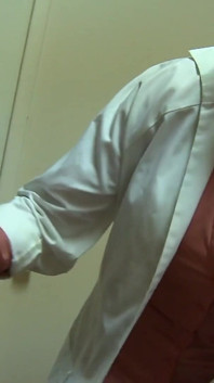 Büyük sahte göğüslü bir doktor getto hastasına günlük seks dozu alıyor
